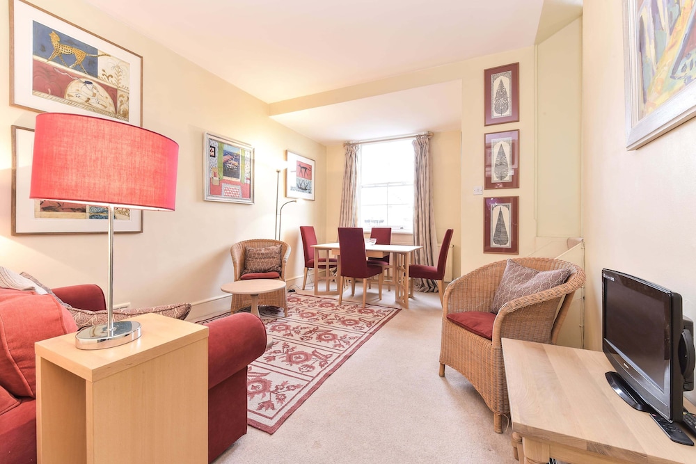 Smart 2 bedroom flat near Pimlico Tube