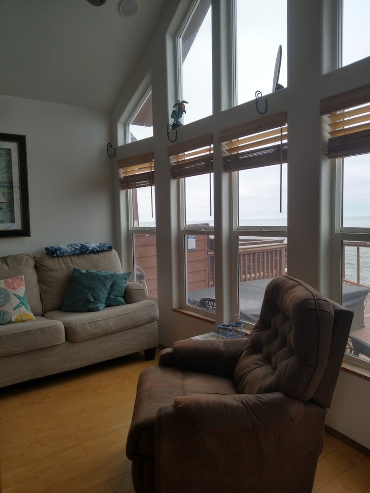 Ocean Front Cabin 11 w Jacuzzi Superb Views
