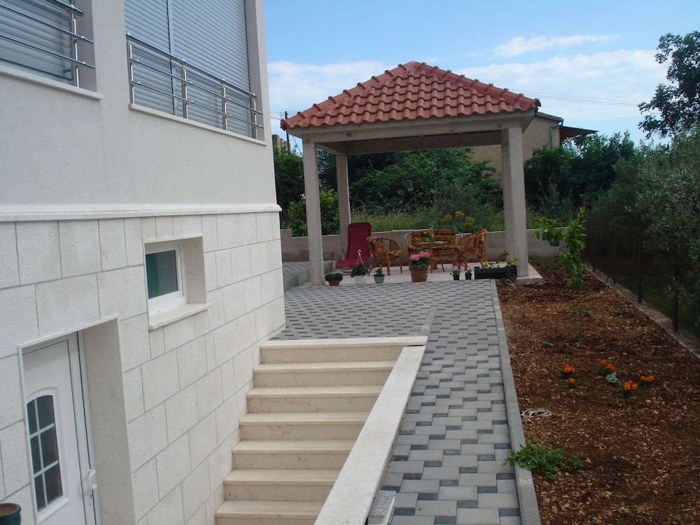 Photo 8