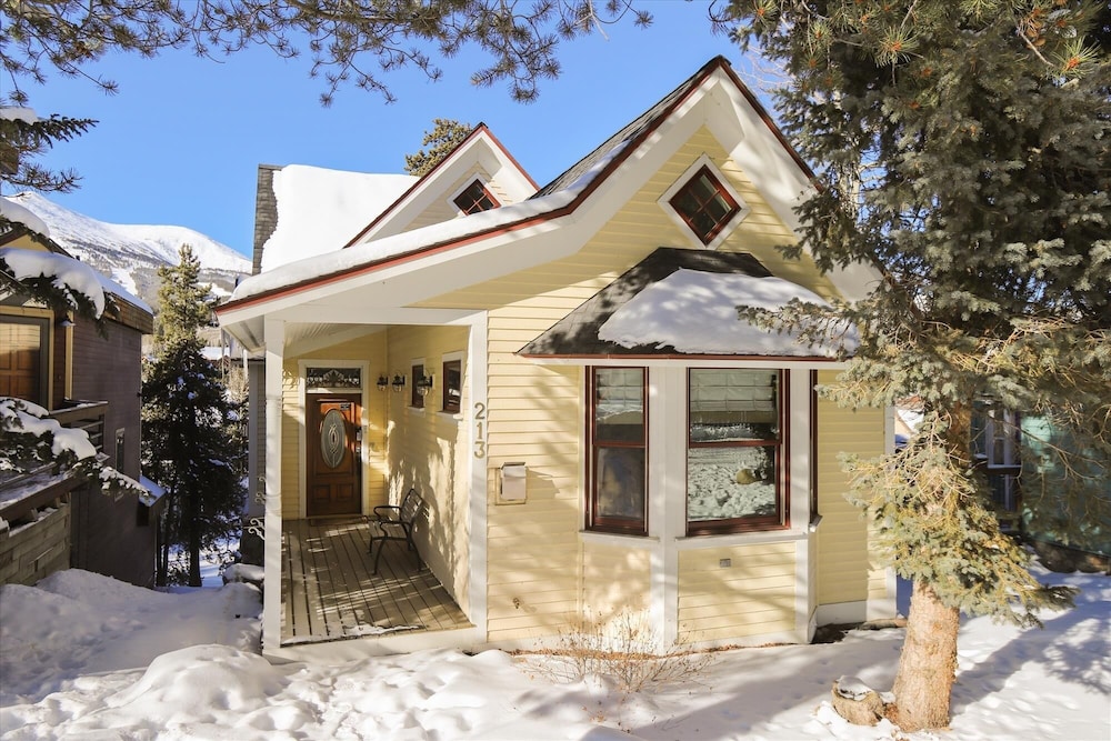 Ridge Street Lookout 4 Bedroom Home by RedAwning