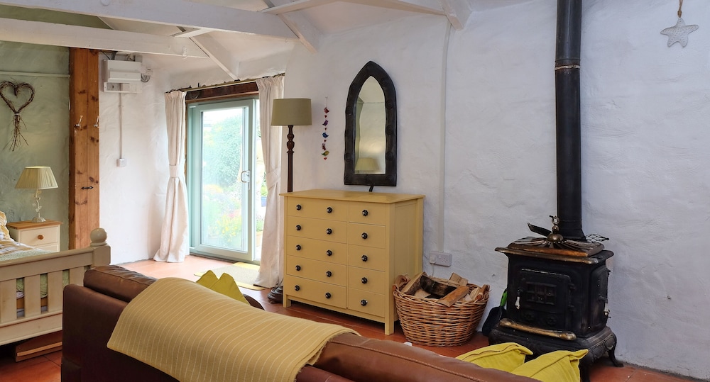 Cowshed Cottage Located nr Kynance Cove view 5