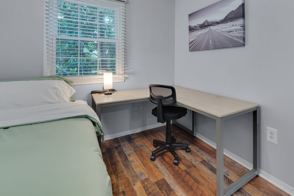 Relaxing Retreat Near North Hills & Downtown 3 Bedroom Home