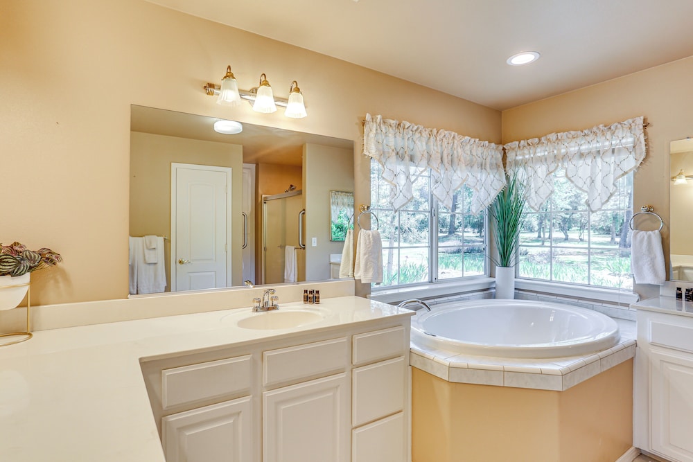 10 Mi to Redding: Serene Escape w/ Spacious Yard!