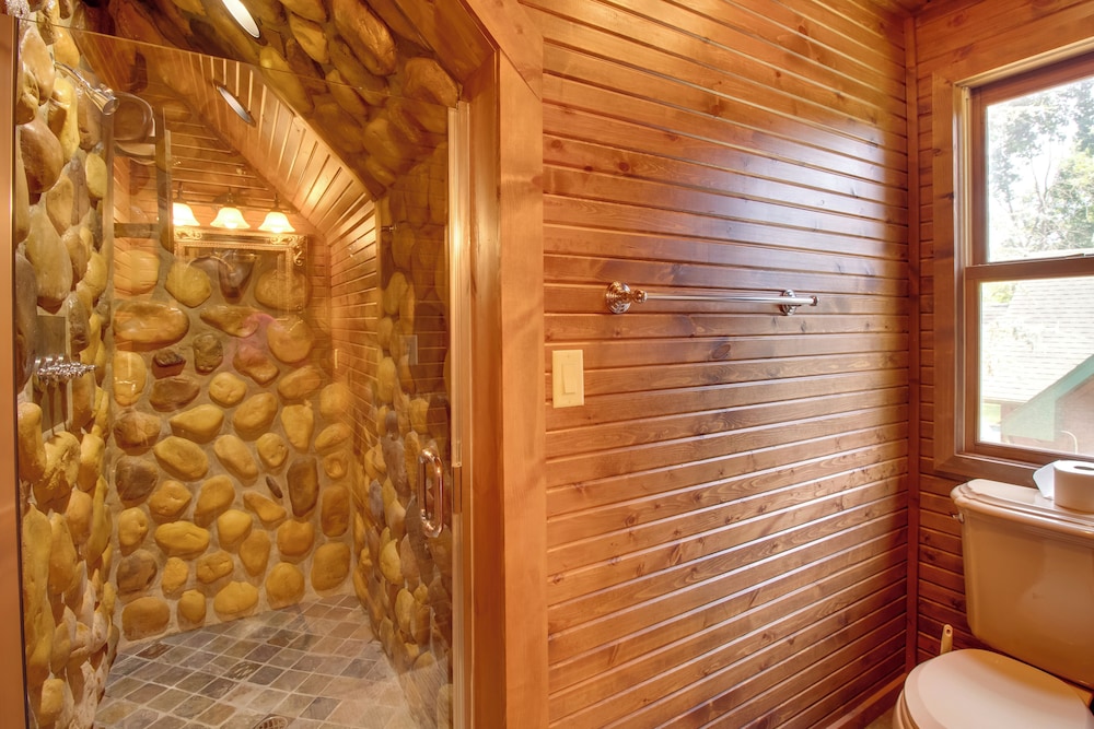 Dock Access: Romantic River Retreat in Gassville