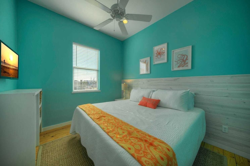 Sleeps 24, 2 Homes 2blocks to the Beach, Pool, Game Room, Patio w/ Outdoor Bar