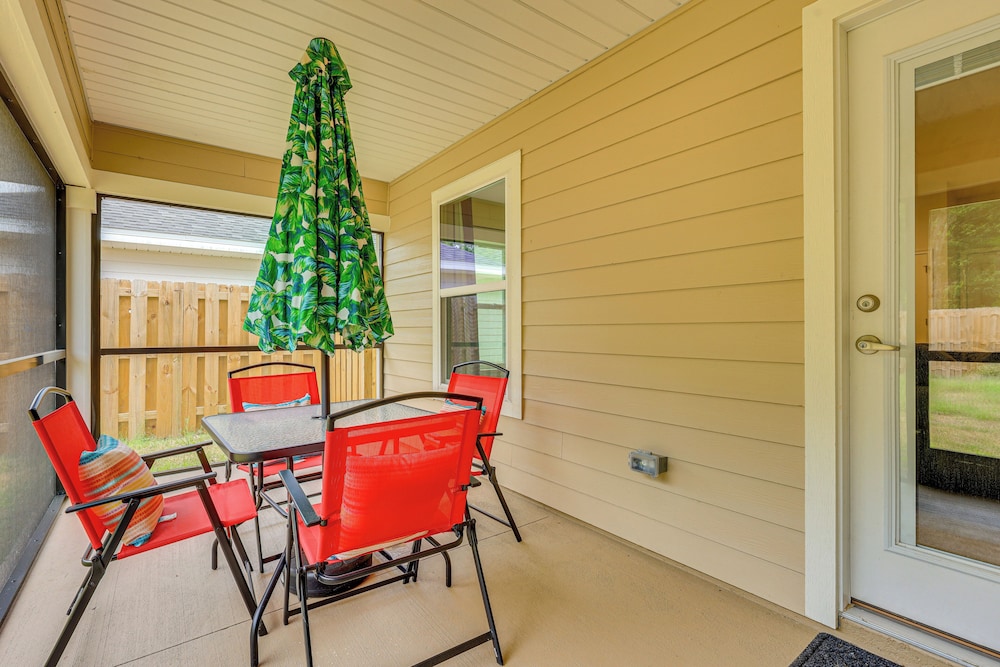 15 Mi to UF: Home w/ Furnished Porch in Alachua!