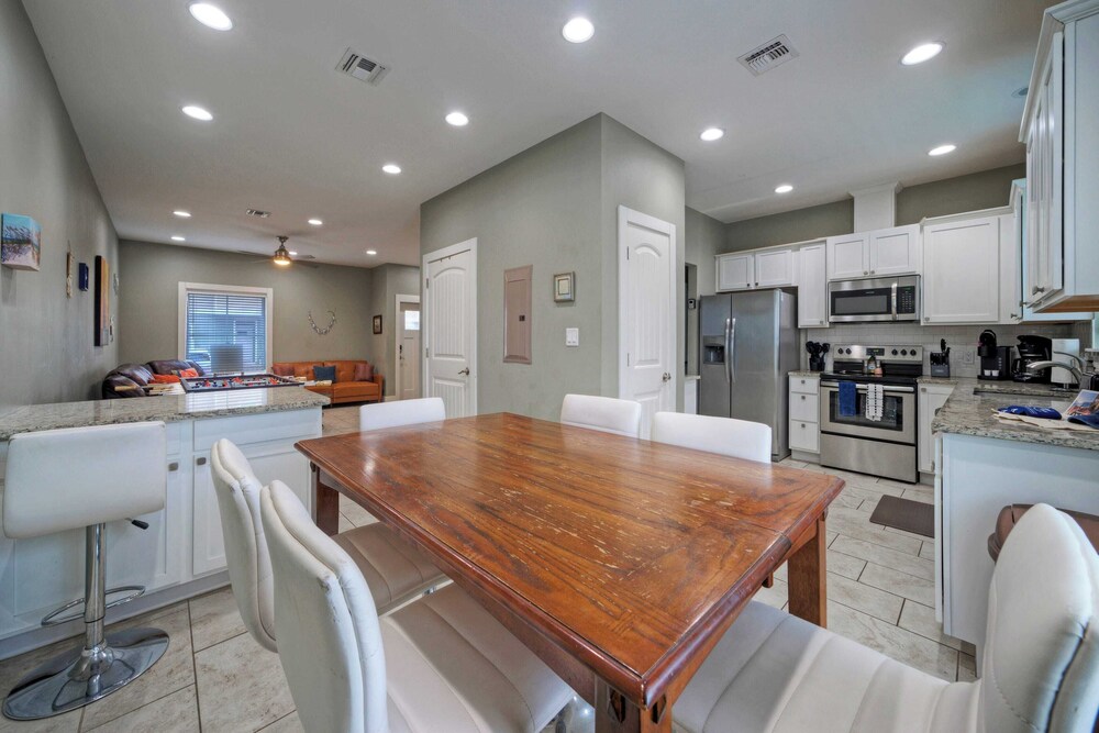 Sleeps 19 2 Homes w/ Pool, Foosball+shuffleboard Mins to the Beach + Shops