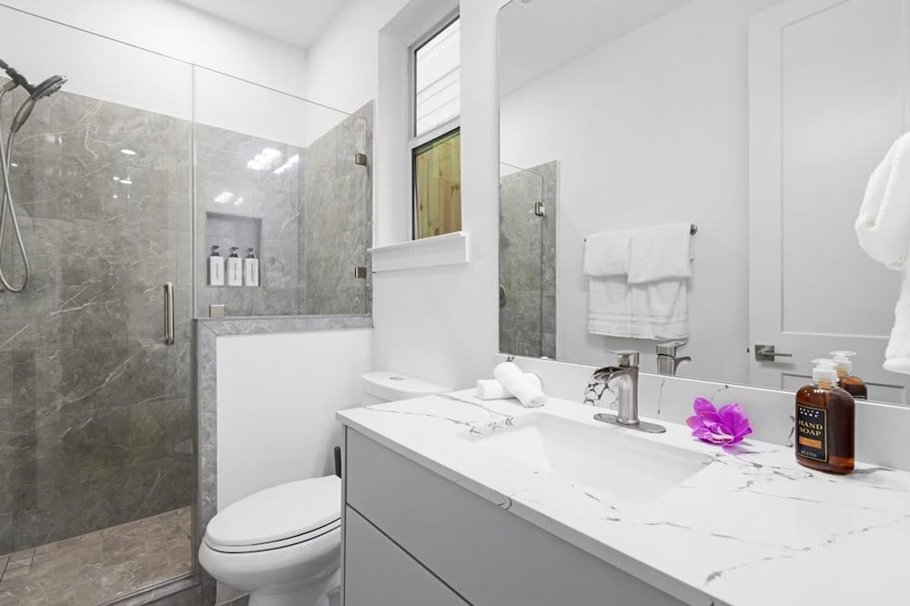 Perfect Houston Group Stay for 12 With 6 Beds 6 Baths