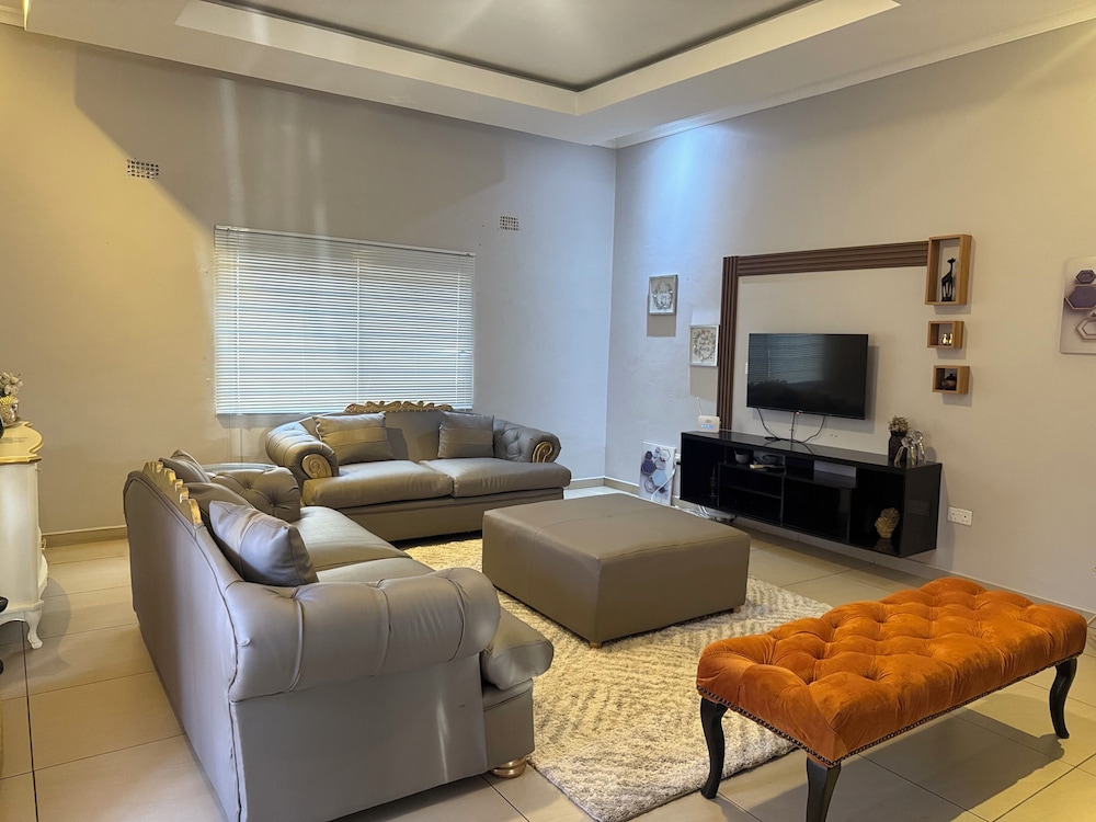 Spacious & Modern 3-bedroom Foxdale