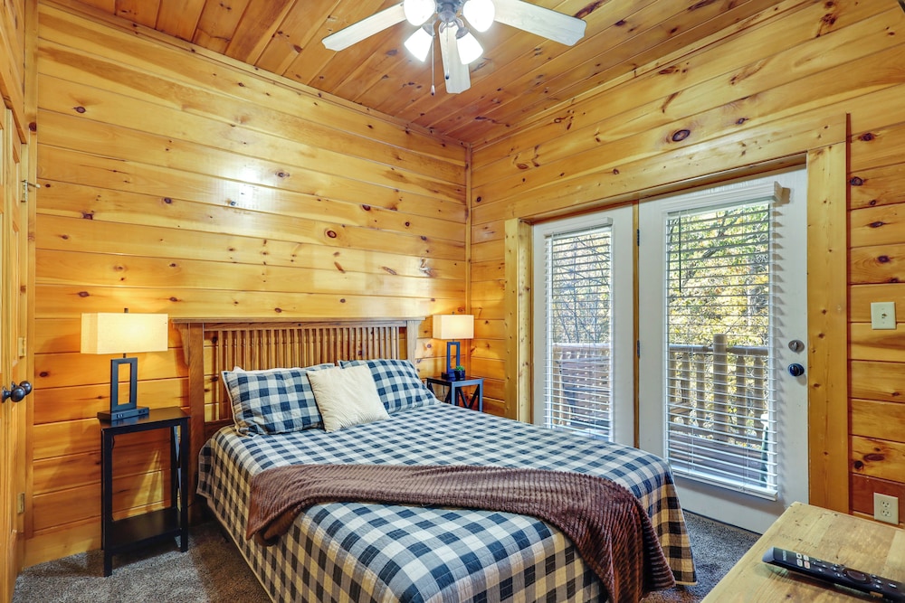 5 Mi to Dtwn: Cabin w/ Hot Tub in Pigeon Forge! view 4