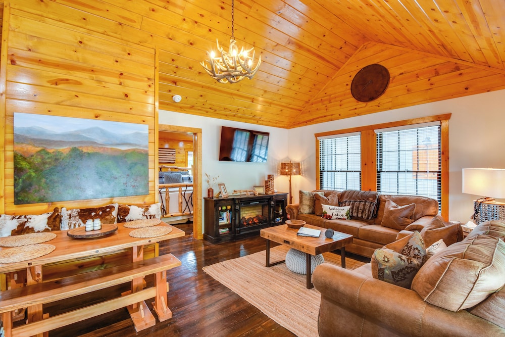 6 Mi to Helen: Mtn-view Retreat w/ Hot Tub!