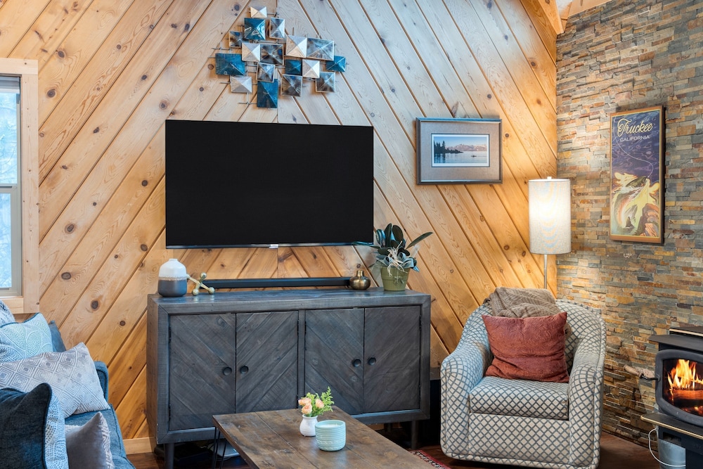 Sierra at Donner Lofted Cabin Minutes to Lake A-frame-inspired Design Deck
