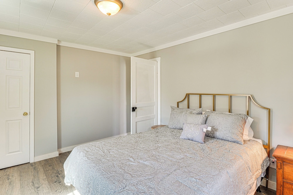 Close to Shops, Eats & Hospital: Roxboro Retreat