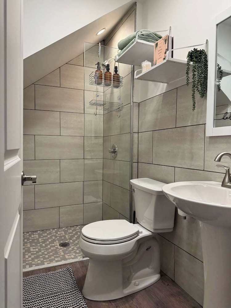 Jungle House Downtown Columbus – Modern Boutique Suites