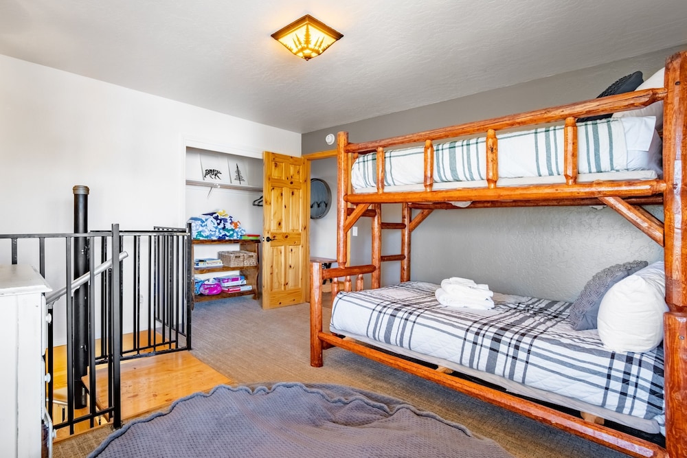 Endless View Lodge by Avantstay Incredible Views Close To Bear Mountain Ski Resort w Hot Tub