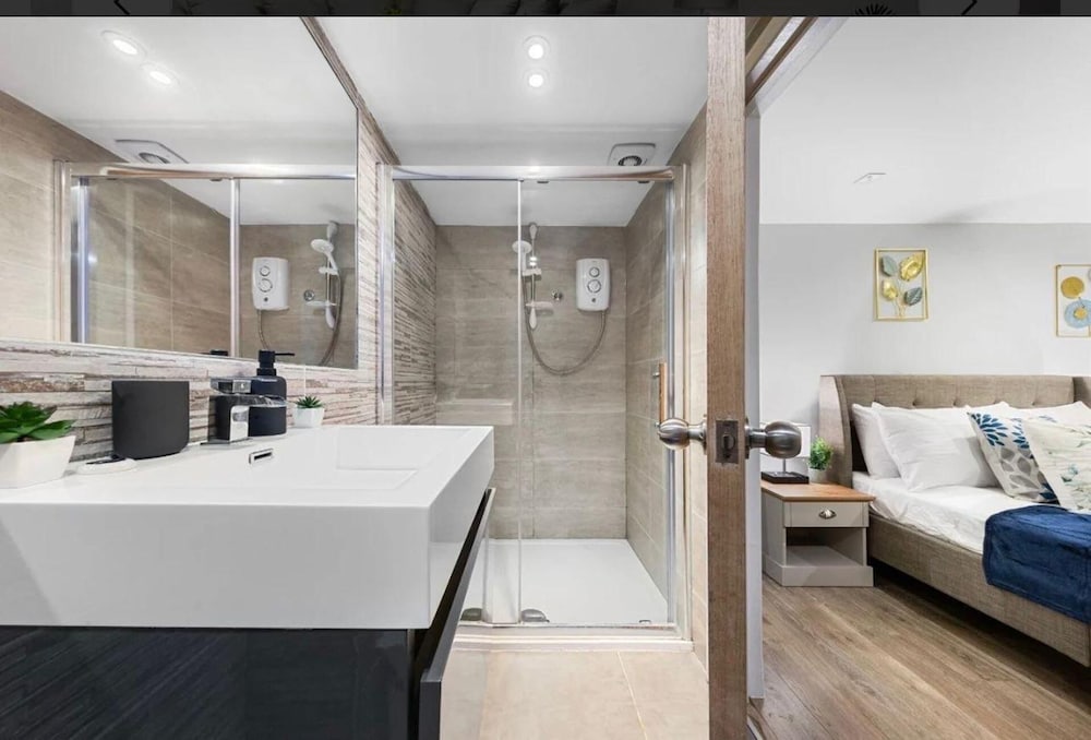 Modern Battersea Apartment - Sleeps 6 & Mini Bar