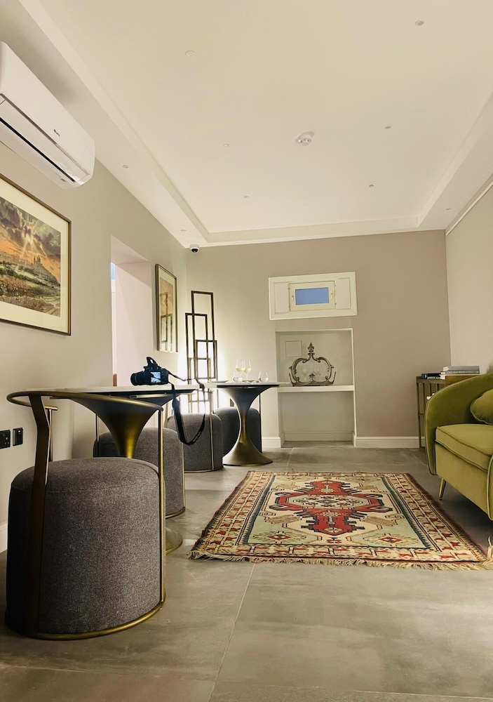 Howard House Hotel