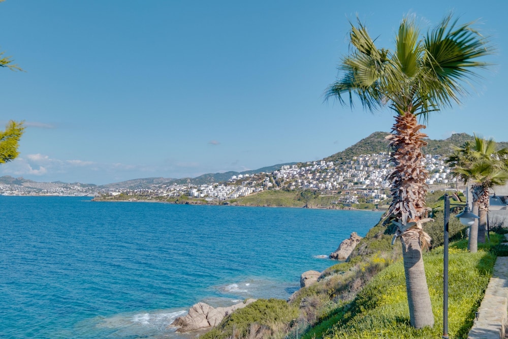 Luxury Waterfront House 9 min to Yalikavak Marina view 4