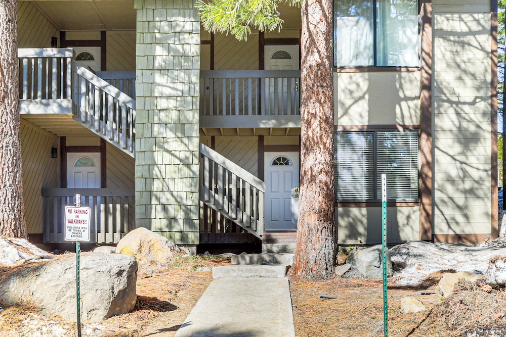 Walk to Shops & Eats: Mammoth Lakes Condo w/ Pool