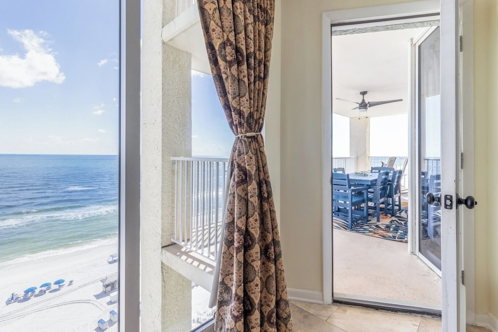3BR Gulf-front Luxury w/ Pool Bar & Spa Baths