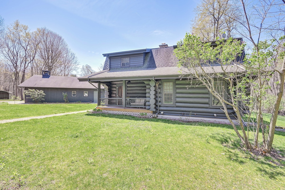 4 Mi to Dtwn: Spacious Family Cabin in Jonesville!
