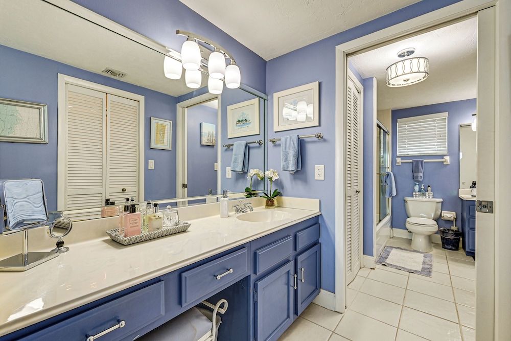 Steps to Naples Bay & Tin City: Condo w/ Pool!