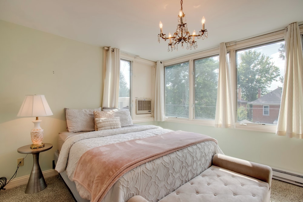 Victorian-style Cheesman Park Apt - 2 Mi to Dtwn