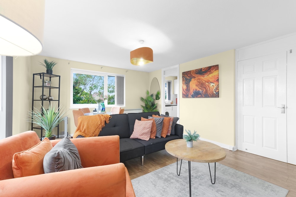 Modern 2 Bedroom Apt in Broadlands Court