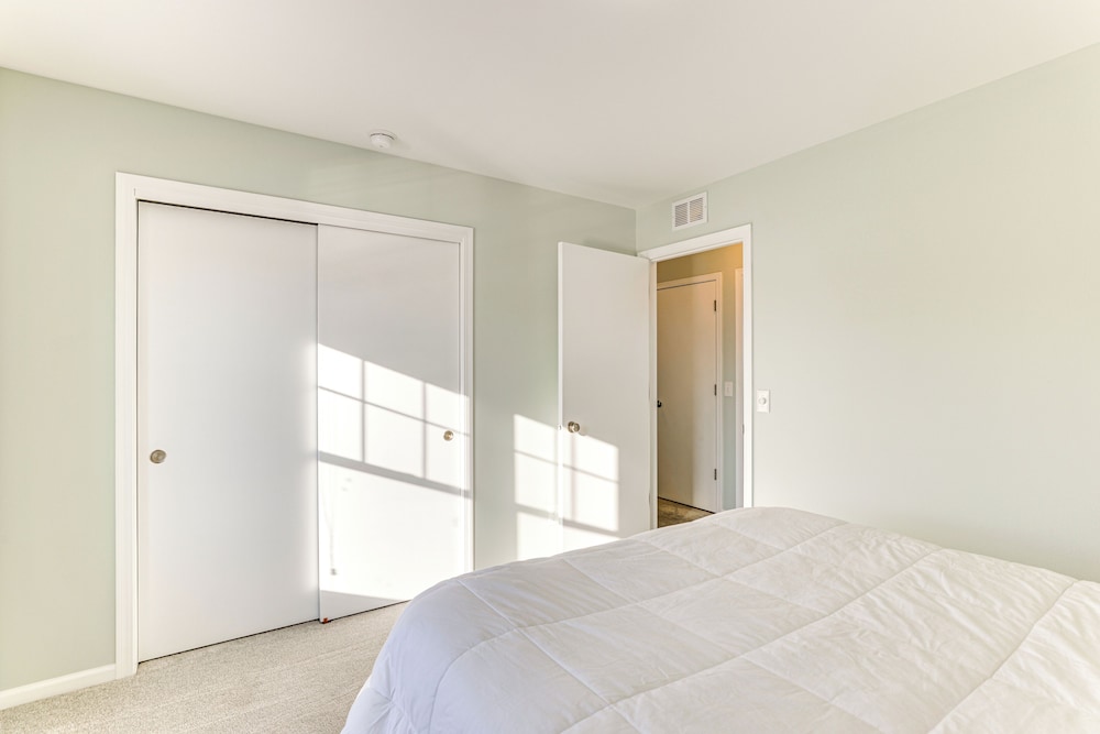 10 Mi to Dtwn Madison: Home w/ Large Yard!