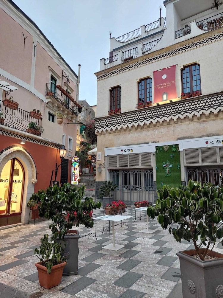 Porta Di Mezzo Luxury suites and rooms