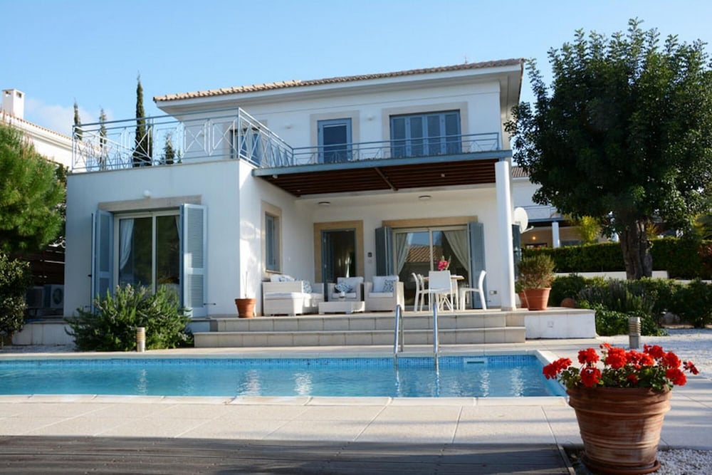 Carob Tree Villa in Latsi