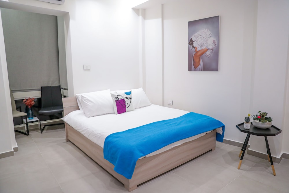 Offwhite view 3