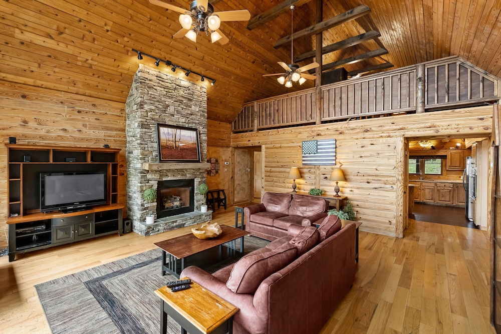 Lakeside Lodge by Avantstay Hot Tub Dock