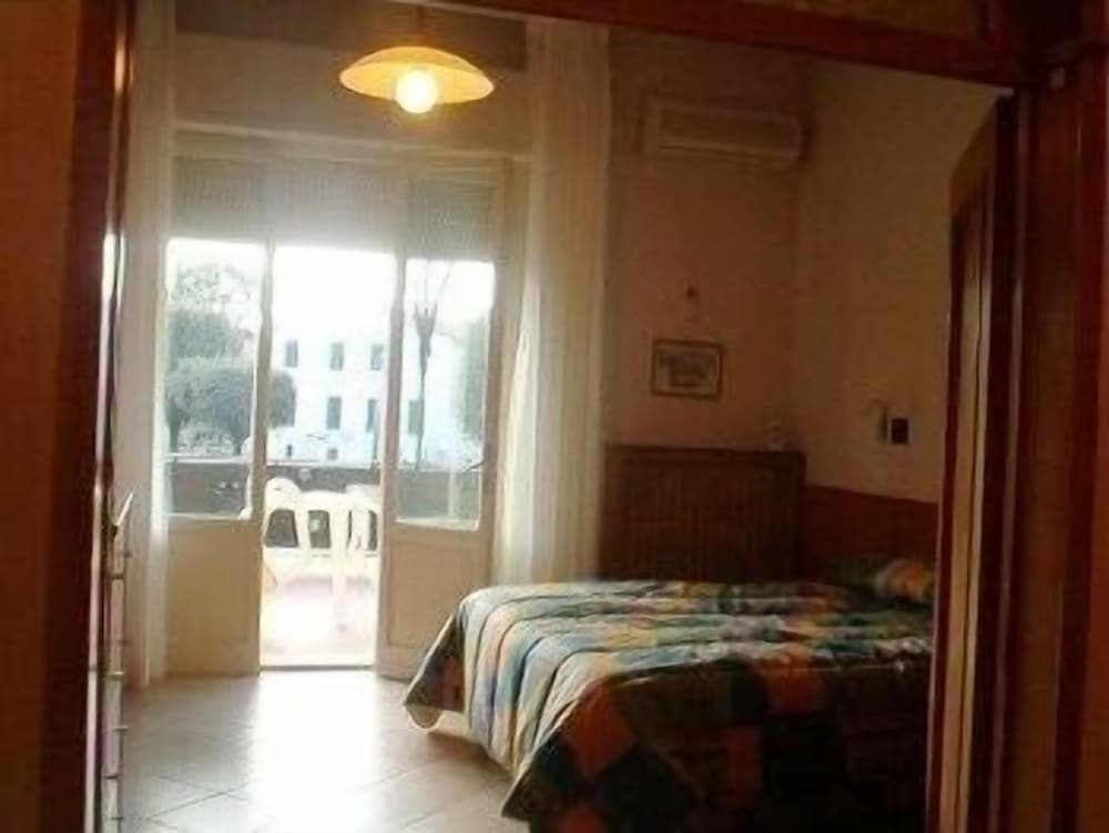 Lastra Bed & Car view 3