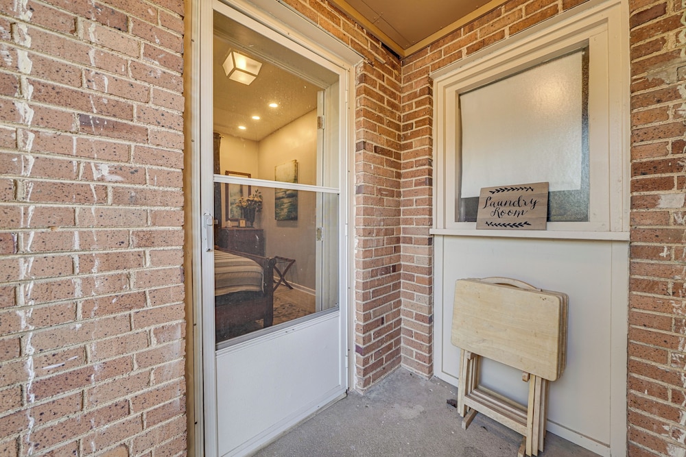< 1 Mi to Dtwn Texarkana: Couple's Retreat w/ Yard