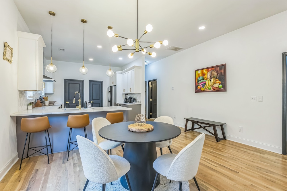 Stylish Bungalow Near Beltline & Breweries 4 Bedroom Bungalow