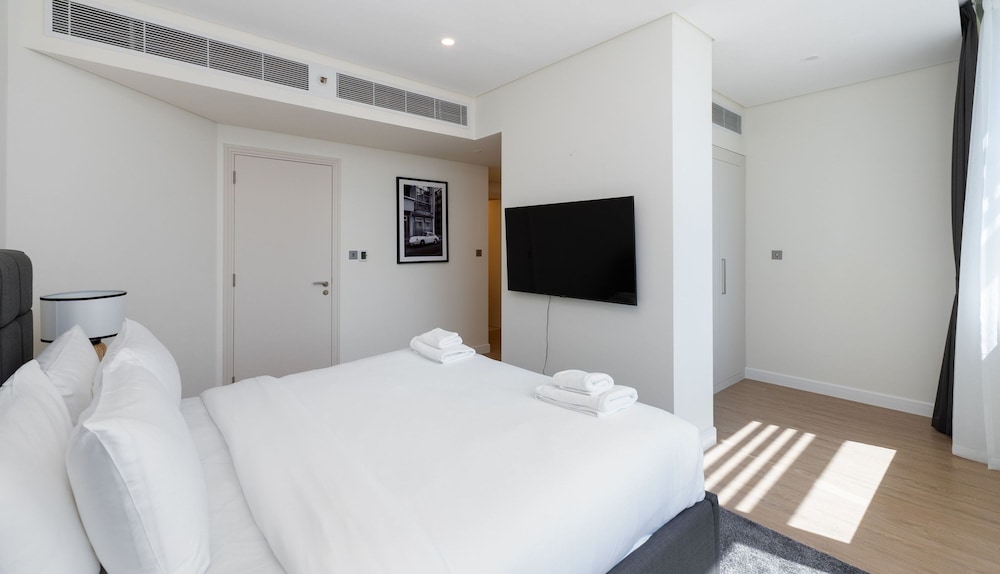 Pristine Difc 2BR w Pool Gym