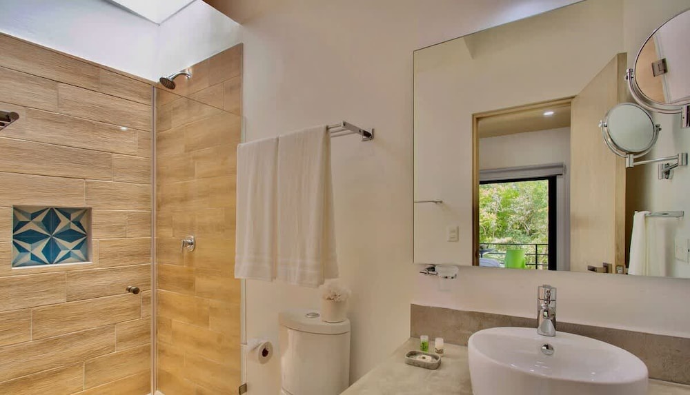 Spacious 1 BR With Great Location & Rooftop Pool by Waves Management