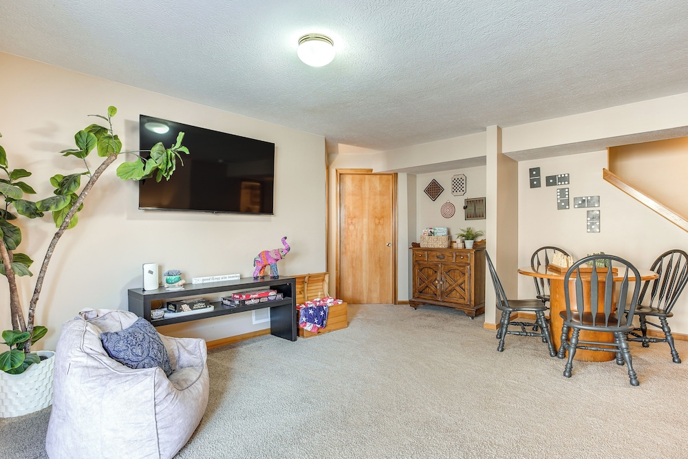 17 Mi to Columbus: Pickerington Home w/ Fire Pit!