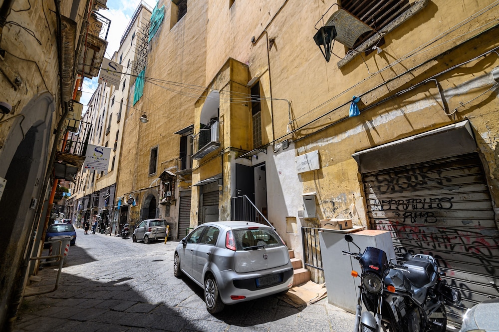 Vico Graziella 12 in Naples