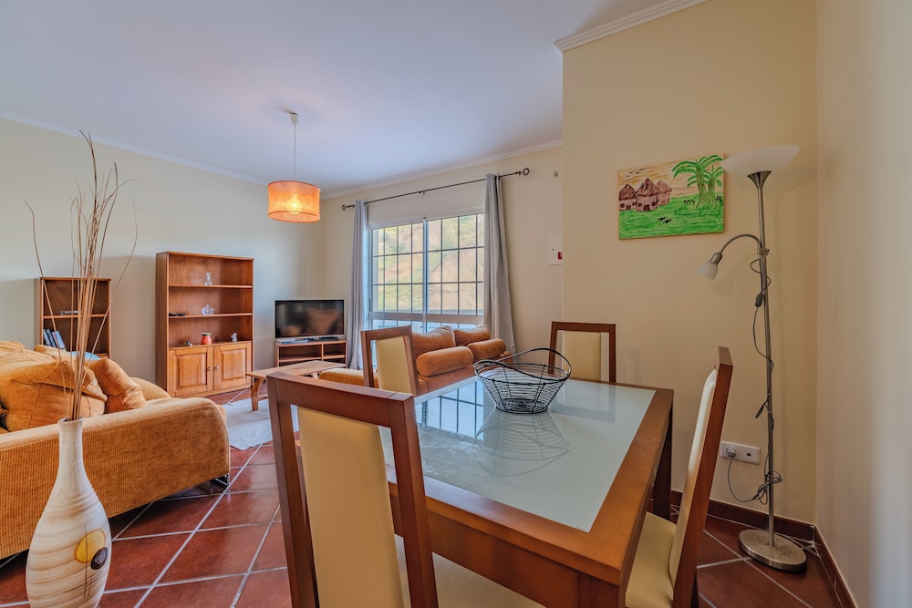 Simões Apartment by HR Madeira