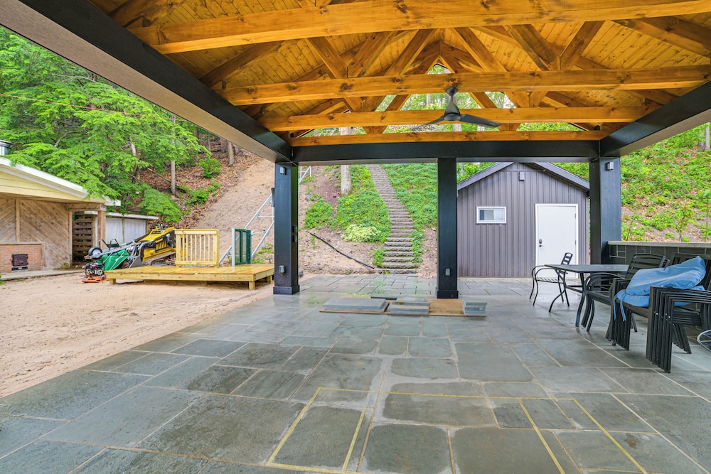 Sunroom, Dining Pavilion & More: Gem on Burt Lake!