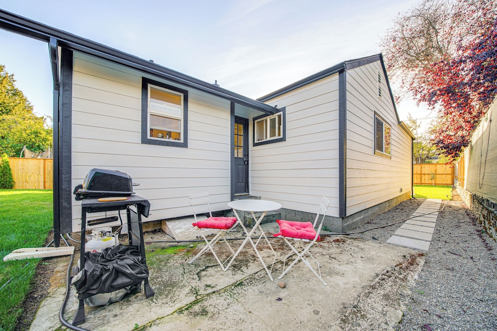 8 Mi to Downtown Seattle: Charming Home w/ Patio