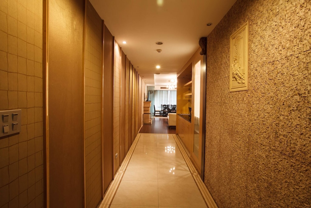 2D - 3 Bedroom Downtown Apartment With Shared Pool