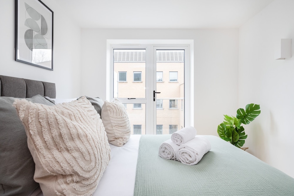 Modern 2BR 2BA with Balcony by Soho