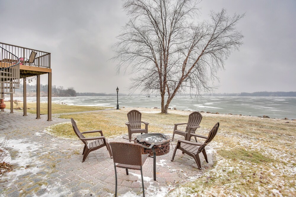 Hot Tub + Fireplace: Cozy Home on Howard Lake!