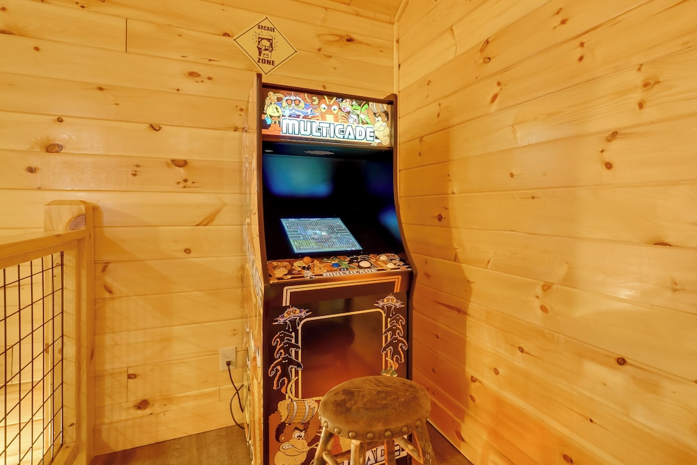 12 Mi to Gsmnp: Cabin w/ Game Room in Sevierville