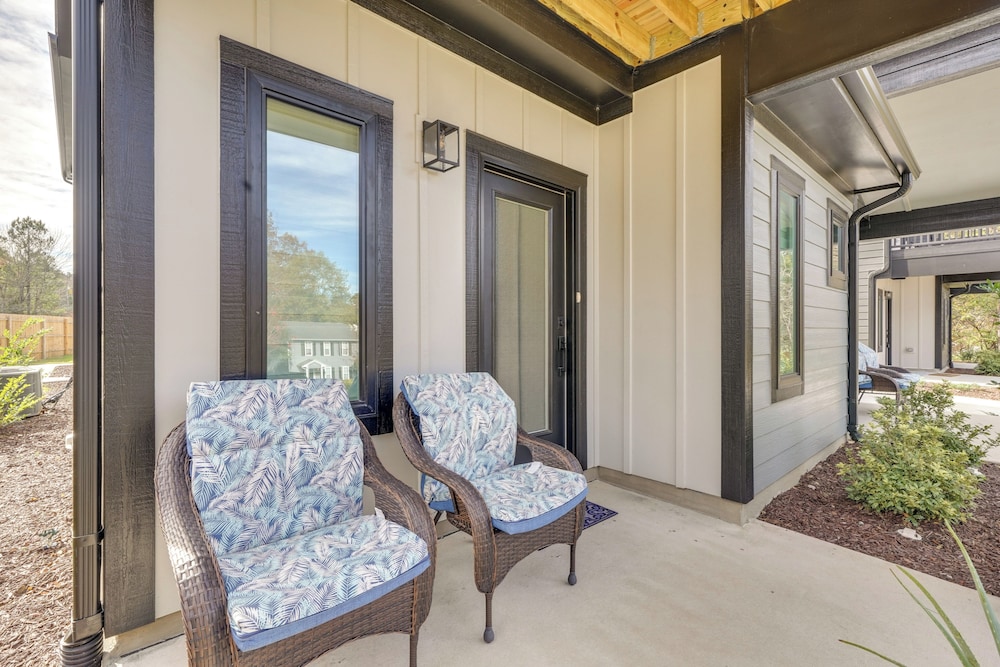 2 Mi to Duke & 3 Mi to Downtown: Durham Townhome