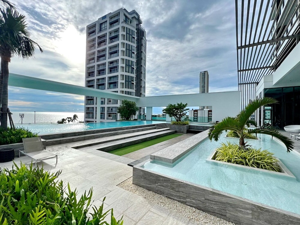 AERAS Beachfront Jomtien Pattaya view 5
