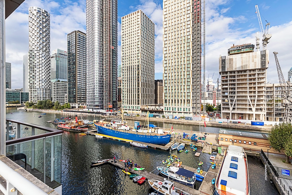 Bright and Stylish Riverside Haven in Canary Wharf